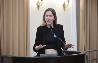 Cibele Moura apresenta projeto para garantir direitos de servidores da Casal em eventual privatização