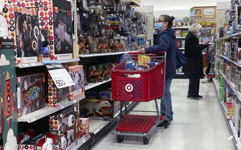 Inflação alta e crescimento salarial lento desafiam famílias nos EUA