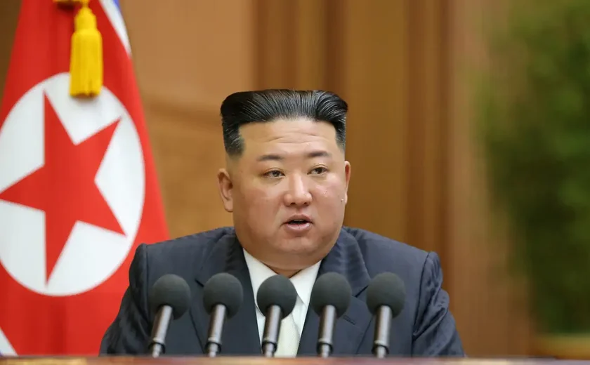 Líder da Coreia do Norte, Kim Jong Un chega a Pequim e deve participar de desfile ao lado de Xi