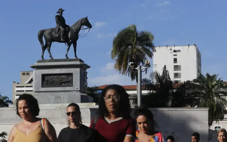 Quatro suspeitos do Comando Vermelho são presos com fuzis em Duque de Caxias