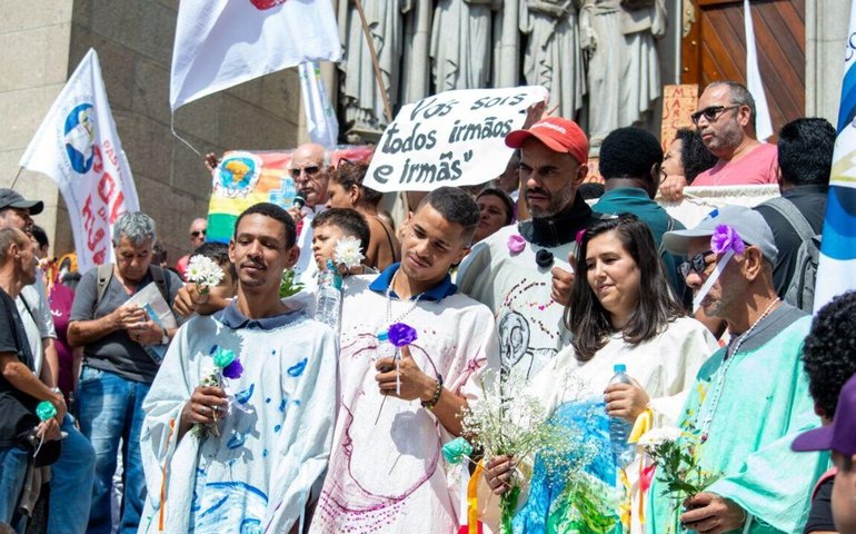 Sexta-feira Santa mobiliza fiéis pelo Brasil com celebrações e peregrinações (VÍDEOS)