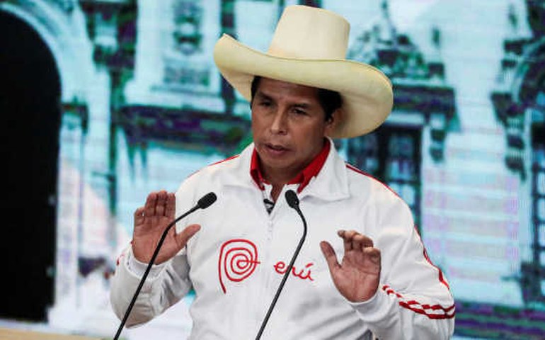 Presidente do Peru é destituído e preso após tentar golpe