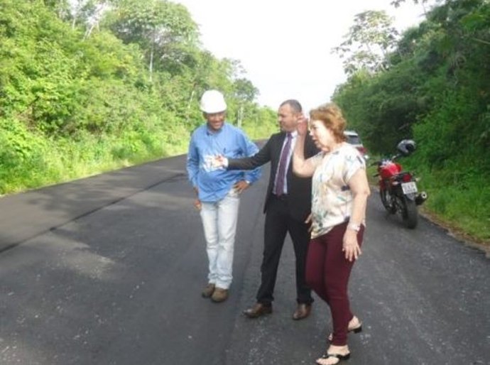 Prefeita de Igreja Nova visita a retomada do serviço de recapeamento da AL-225