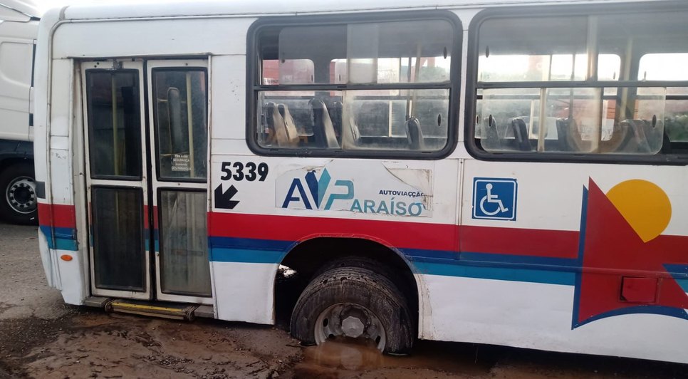 Vazamento provoca queda de ônibus em buraco e desabastecimento de água em Aracaju; veja pontos atingidos / Foto: Foto: SMTT/Aracaju