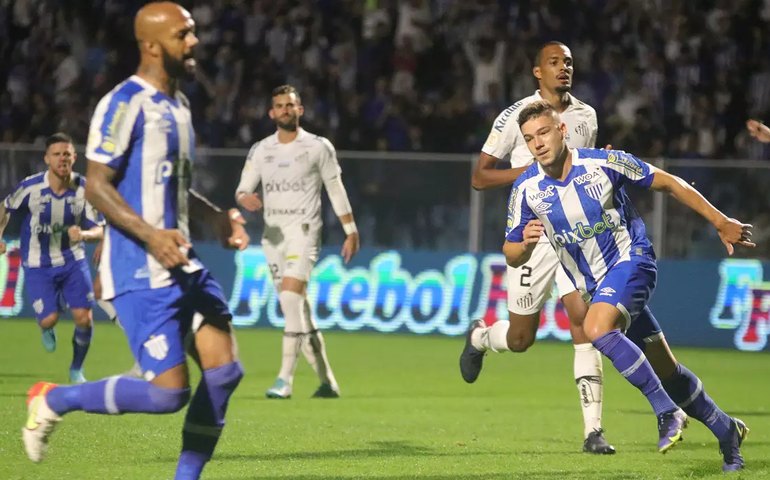 Santos peca ofensivamente, expõe fragilidades e perde do Avaí no Brasileirão