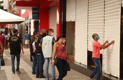 Equipes da prefeitura realizam ações de fiscalização no centro de Arapiraca