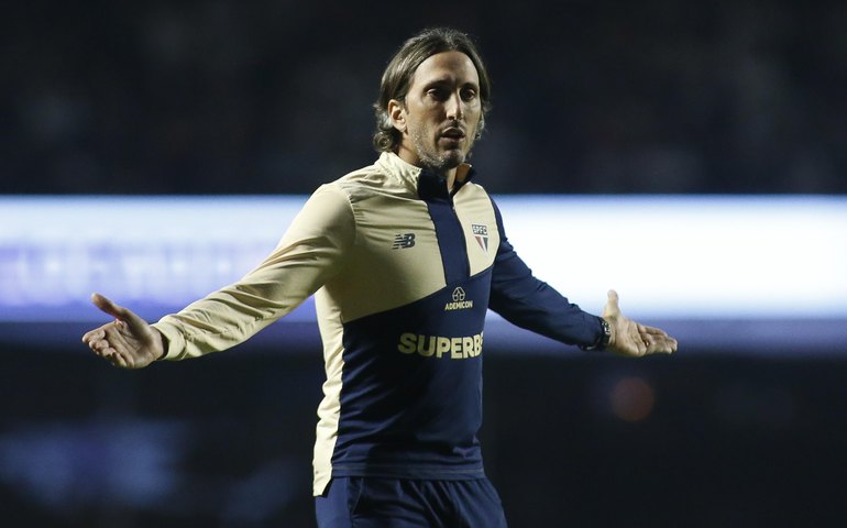 Zubeldía poupa Lucas no sintético e não garante volta na quarta: 'Não sei se vai ser titular'