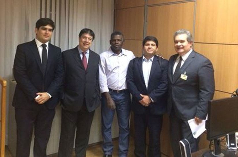 Alvaro Vasconcelos vai a Brasília e garante 80 mil litros de leite