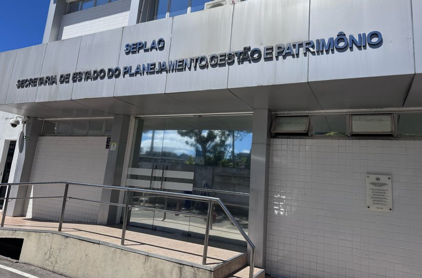 Policiais civis ocupam a Seplag e só deixarão o local após reunião com a secretária Paula Dantas