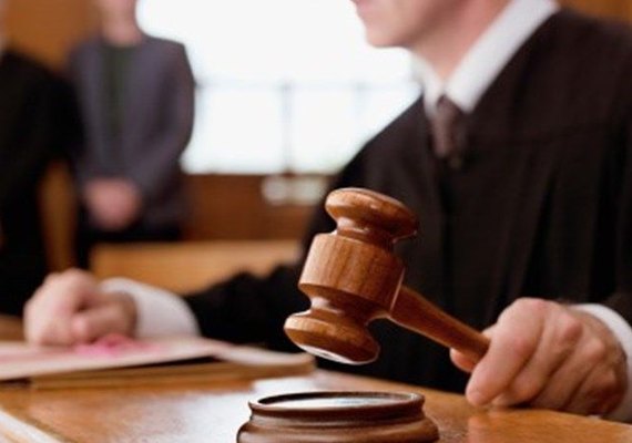 Advogados e juízes se posicionarão à mesma altura durante audiências