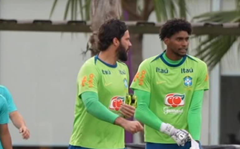 Brasil faz último treino no CT do Corinthians debaixo de chuva e com dúvida no ataque