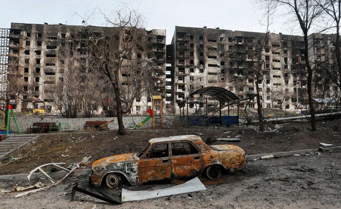 Rússia volta a bombardear a usina siderúrgica Azovstal, que abriga civis em Mariupol