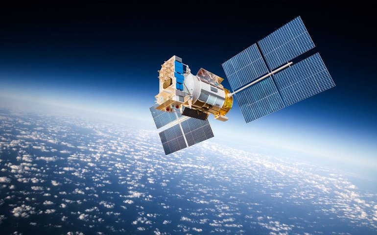 Lasers de usinas solares espaciais podem ameaçar satélites em órbita baixa, alerta estudo