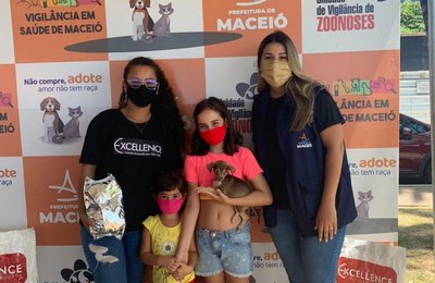 Feira de Adoção garante lar para mais oito cães e gatos