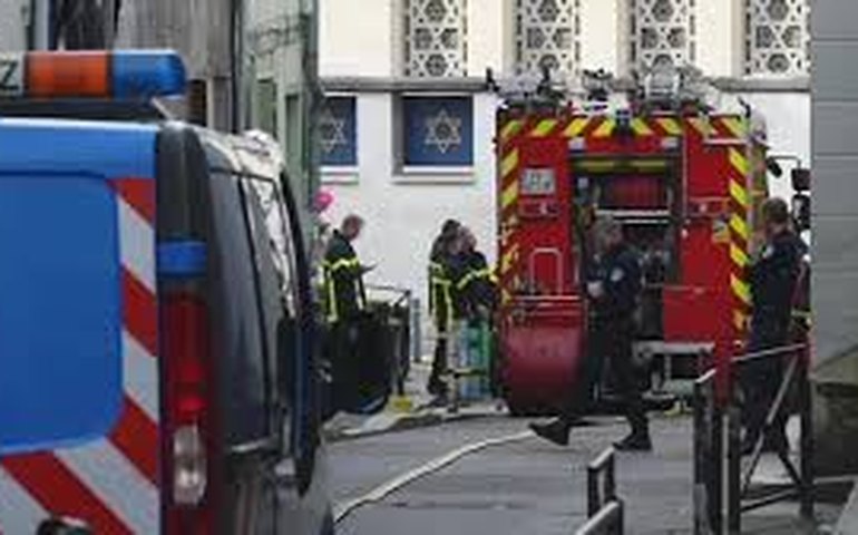 Explosão em frente a uma sinagoga deixa policial ferido na França