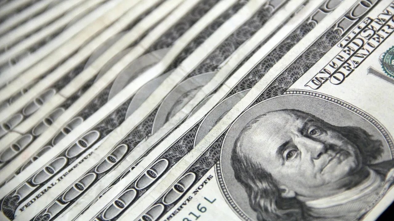 Dólar cai em linha com exterior; investidores digerem também o IPCA-15