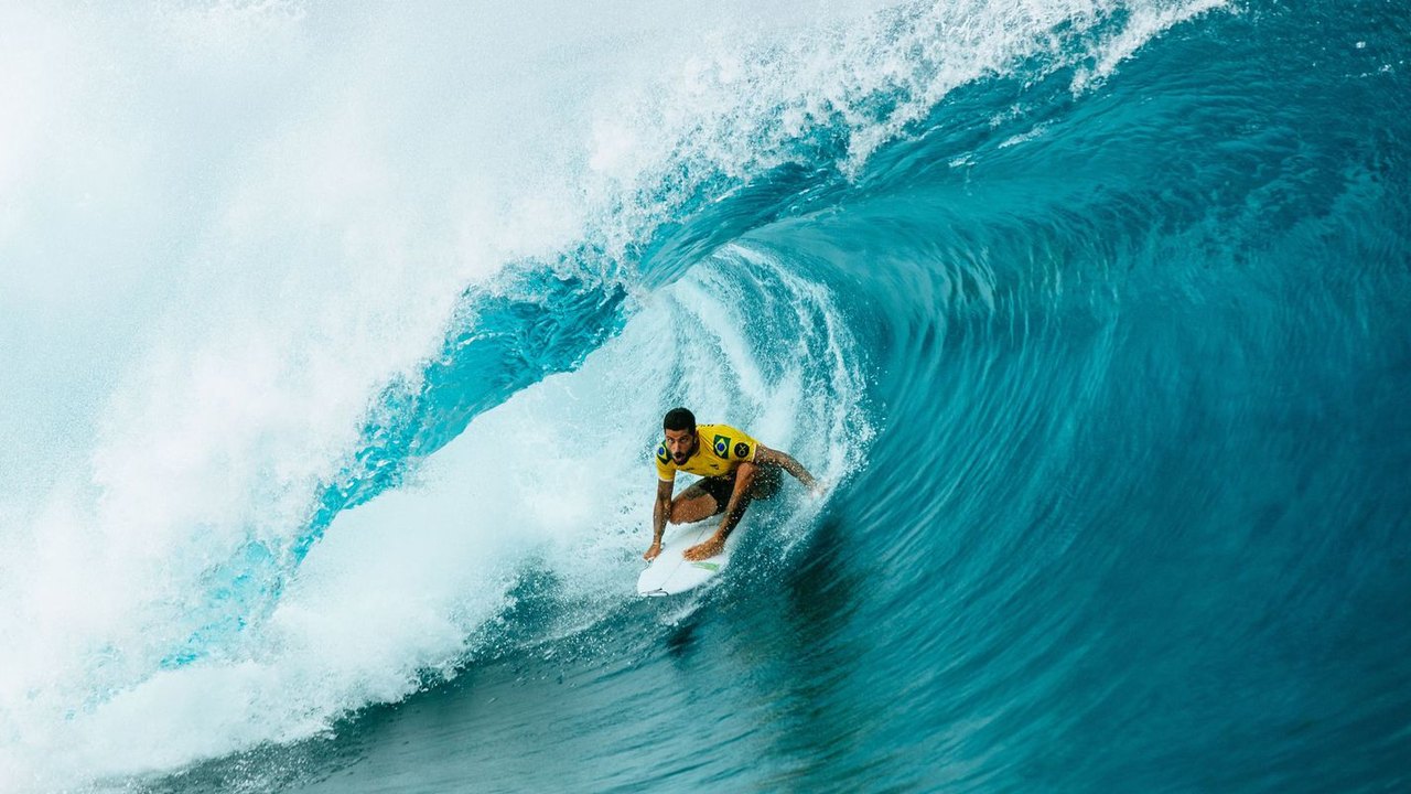 Filipe Toledo avança em Teahupo’o e garante vantagem no Finals
