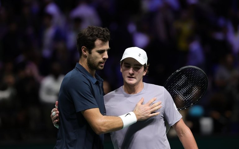 João Fonseca batalha em quadra, mas dá adeus ao Masters 1000 de Paris