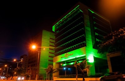 Prédio do TRT-AL recebe iluminação especial para campanha Abril Verde  .
