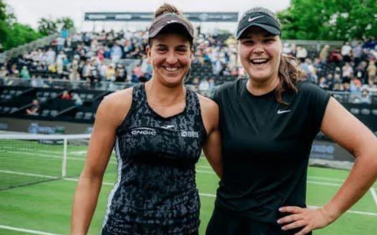 Ingrid Martins aplica 'pneu', vence jogo de 'dois dias' e conquista seu 1º título WTA