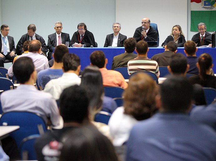 IMA leva exposição, planta árvores e entrega licença no Governo Presente