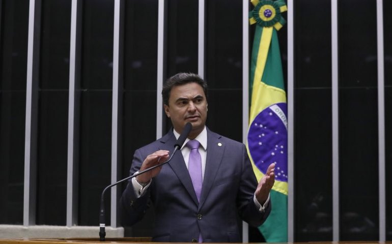 Proposta prevê punição para publicidade de produto ou serviço ilegal em sites hospedados no exterior