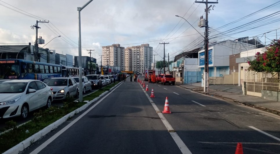 Após incêndio atingir prédio comercial, trânsito é parcialmente bloqueado na Zona Sul de Aracaju