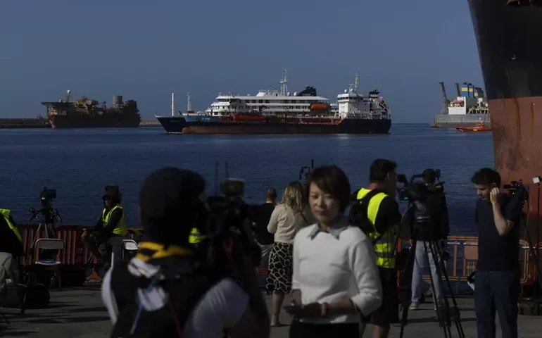 Evacuação de navio com surto de hantavírus deve terminar hoje; Itália prepara circular
