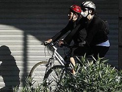 Moradora da Cidade do México anda de bicicleta usando máscara; país lidera número de casos da doença