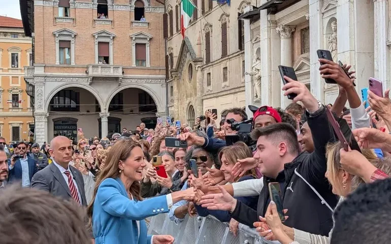 Kate chega à Itália e recebe honraria histórica em Reggio Emilia