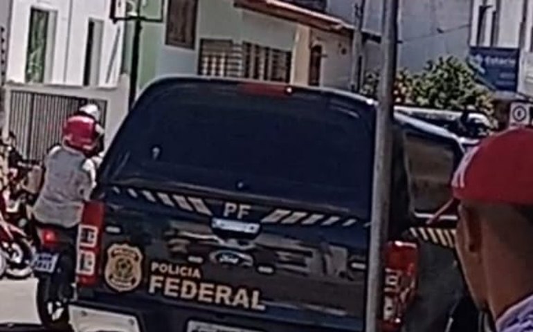 Viatura da Polícia Federal é vista em Palmeira dos Índios e gera especulações entre moradores; vídeo