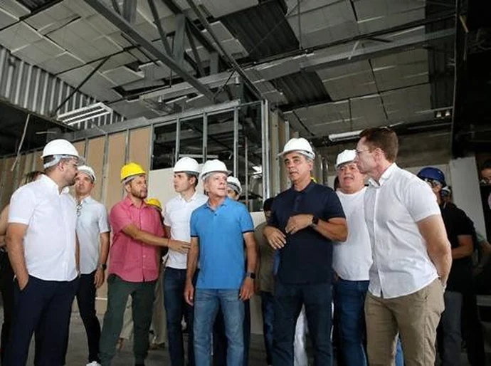 Hugo Motta e Nabor Vanderley visitam obras da nova unidade da AeC em Patos (PB)