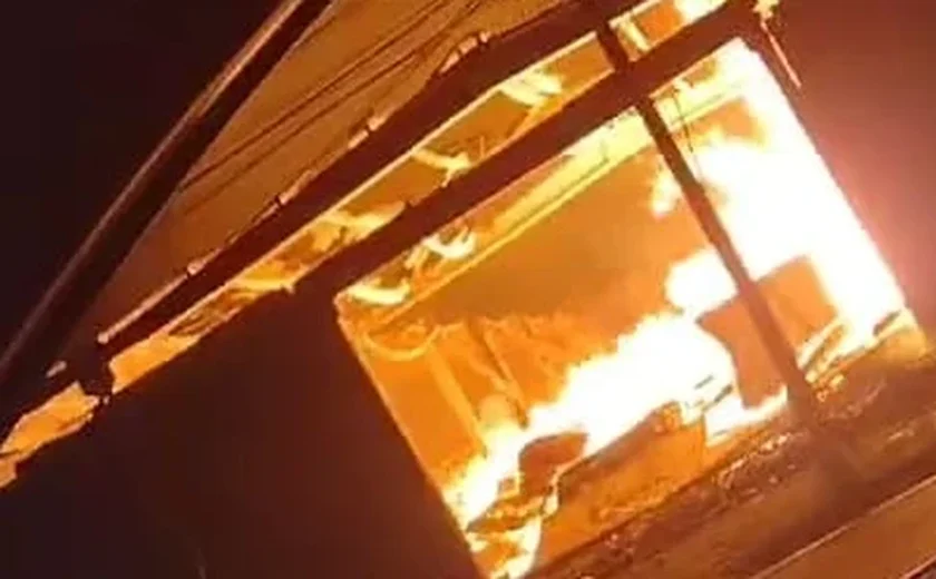 Incêndio atinge madeireira no bairro de Barro Duro, em Maceió