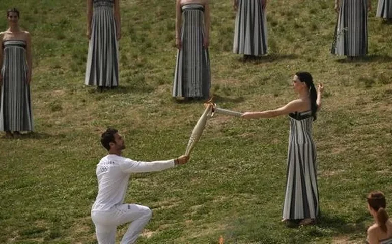 Tocha olímpica é acesa na Grécia a 100 dias dos Jogos de Paris-2024