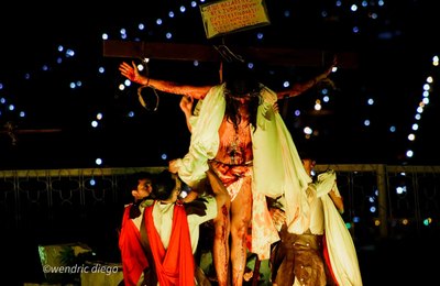 Mesmo com chuva, fiéis assistem ao último dia do espetáculo Jesus Rei dos Judeus em Palmeira