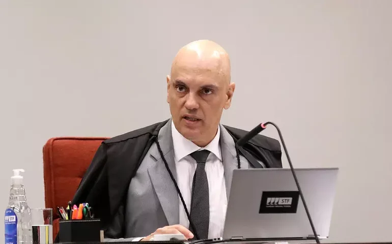 Ato contra Alexandre de Moraes reúne Dezenas de manifestantes em Copacabana