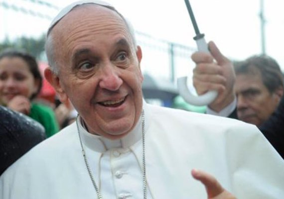 Papa Francisco deixa Nunciatura para rezar com fiéis equatorianos na rua