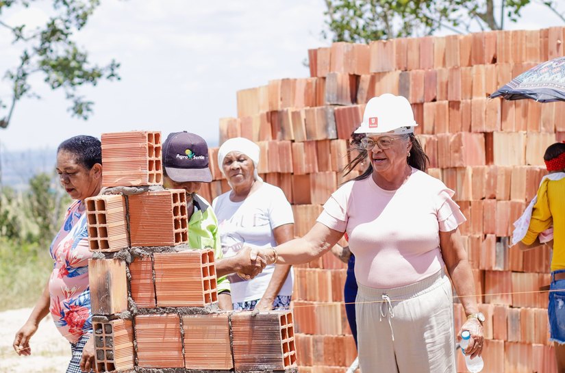 Prefeita de Palmeira acompanha início da construção de casas na Tabacaria