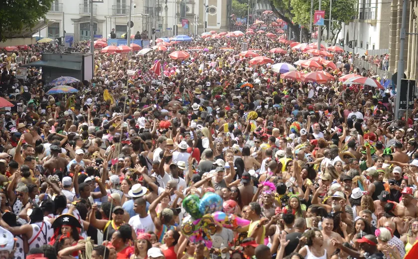 Cordão do Bola Preta desfila pelas ruas do centro do Rio