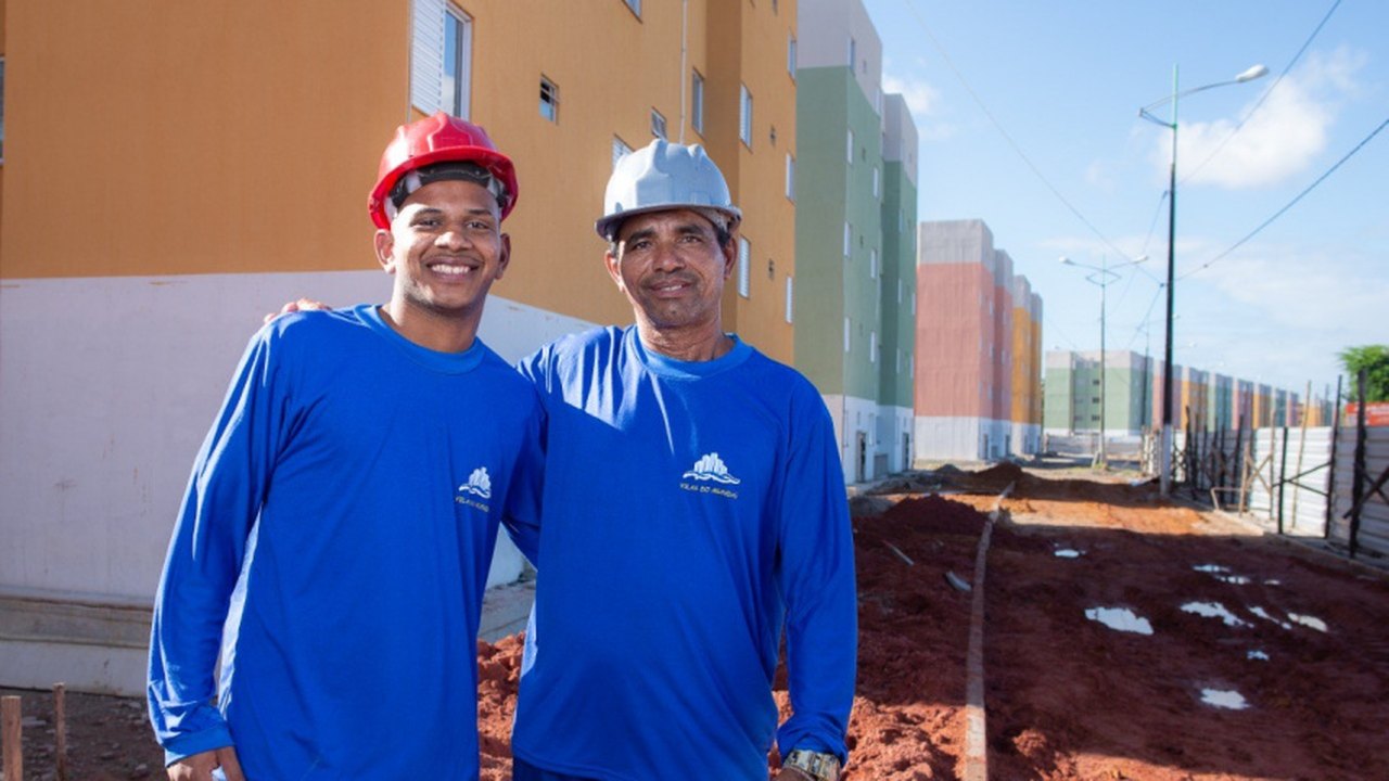 Pai e filho trabalham na construção do Parque da Lagoa e ajudam na realização de sonhos para moradia digna