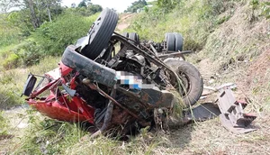 Caminhoneiro morre após colidir com veículo e cair de ribanceira em Carmópolis