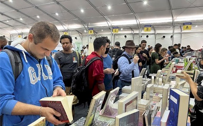 Como aproveitar a Feira do Livro da Unesp, que começa hoje