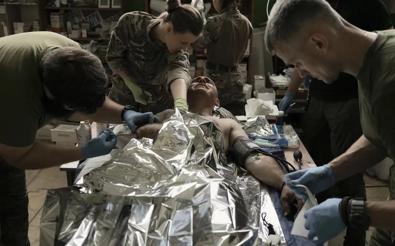 Sob fogo da artilharia russa e com equipe reduzida: a luta dos médicos para salvar os feridos da guerra na Ucrânia