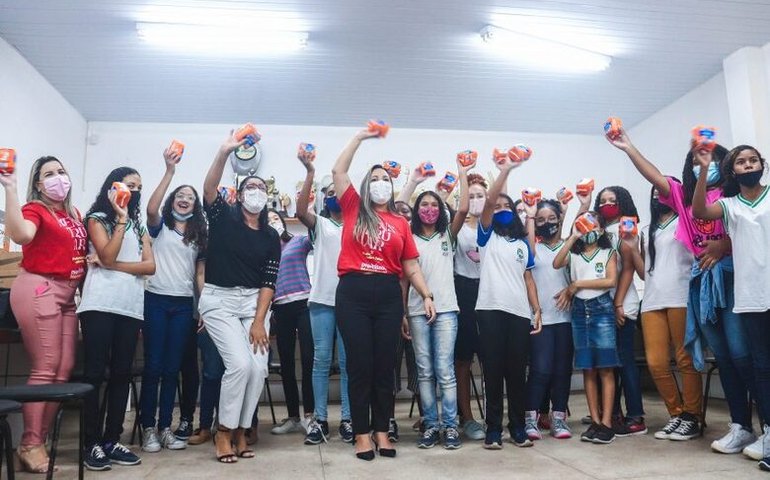 Alunas da Escola Padre Pinho discutem sobre dignidade menstrual durante roda de conversa
