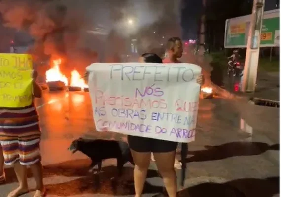 Moradores da Grota do Arroz cobram promessas não cumpridas por JHC em protesto na Gustavo Paiva