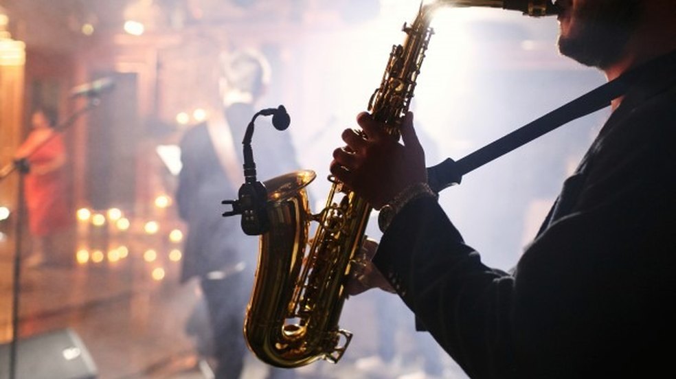 Noite de sax alegra moradores de condomínio