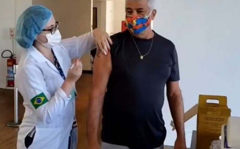 &#8216;E toda raça então enaltecerá nosso pessoal do SUS&#8217;, canta Lulu ao se vacinar