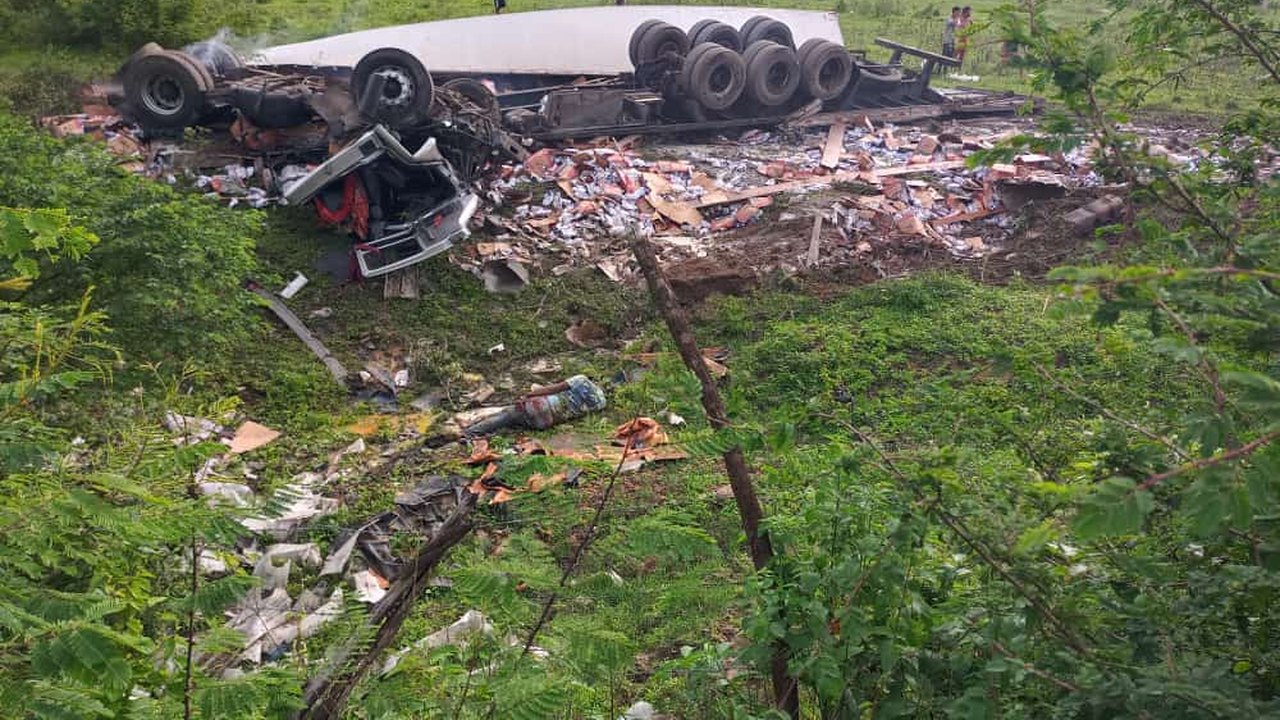 Um homem morre e outro fica ferido em tombamento de carreta em Palmeira dos Índios