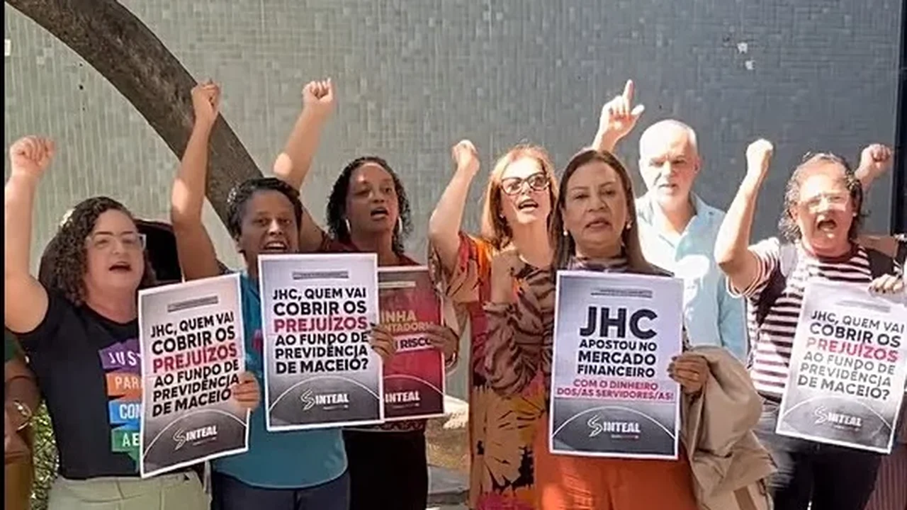 VÍDEO: “Cadê o dinheiro das aposentadorias?”, cobra Sinteal em ato na porta da Polícia Federal