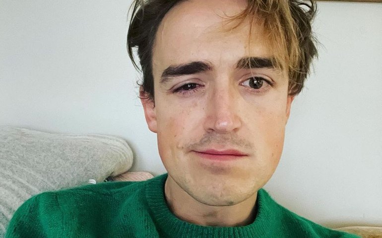 Tom Fletcher, da banda McFly, diz que está tratando de inflamação no olho